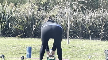 Milf ejercitandose en el parque en mallas