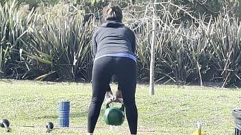 Milf ejercitandose en el parque en mallas
