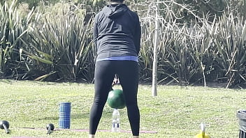 Milf ejercitandose en el parque en mallas