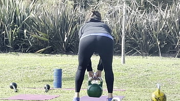 Milf ejercitandose en el parque en mallas