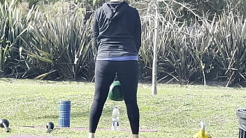 Milf ejercitandose en el parque en mallas