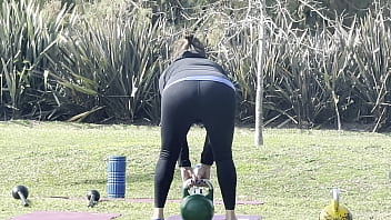 Milf ejercitandose en el parque en mallas Milf ejercitandose en el parque en mallas