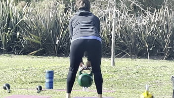 Milf ejercitandose en el parque en mallas