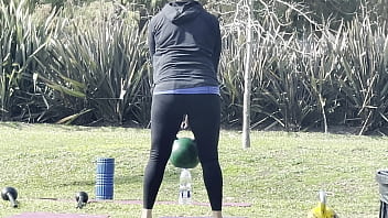 Milf ejercitandose en el parque en mallas