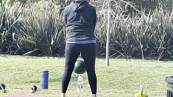 Milf ejercitandose en el parque en mallas Milf ejercitandose en el parque en mallas