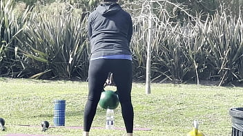 Milf ejercitandose en el parque en mallas