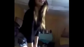 Chaka bailando y moviendo el culo