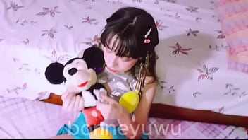 Bonneyuwu 14 21 argentina juega con sus peluches mientras su padrastro le da sexo