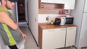 Sexo arriscado me arrisquei transando com melhor amigo do meu corno enquanto ele estava no banho