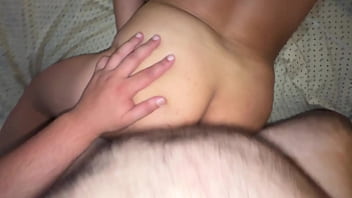 La llevé al telo para que me enseñe lo que le hace a los chicos del barrio terminó gimiendo como una putita