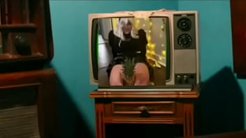 Adolf bush's se folla una piña que encuentra en un basurero