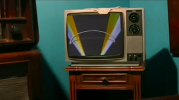 Adolf bush's se folla una piña que encuentra en un basurero