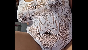 Me follo a la cachonda de mi empleada enviándola a casa llena de leche