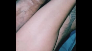 Meu vizinho me mostrou que tem um pau realmente grande e grosso um black de 23cm que me arrombou enquanto o corno me aguardava em casa