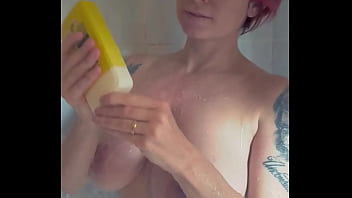 Petit moment de plaisir intime sous la douche la vidéo entière est gratuite
