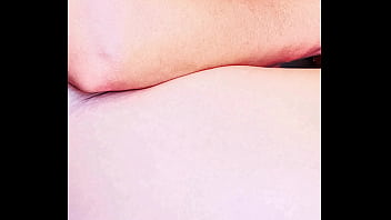 Estagiária putinha novata na copa da empresa a empregada com calor tira a roupa e toma um cafezinho a gostosa nem percebe a câmera gravando seu peito e sua bunda grande e gostosa o vídeo terminou fazendo na internet