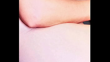 Estagiária putinha novata na copa da empresa a empregada com calor tira a roupa e toma um cafezinho a gostosa nem percebe a câmera gravando seu peito e sua bunda grande e gostosa o vídeo terminou fazendo na internet