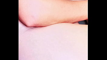 Estagiária putinha novata na copa da empresa a empregada com calor tira a roupa e toma um cafezinho a gostosa nem percebe a câmera gravando seu peito e sua bunda grande e gostosa o vídeo terminou fazendo na internet