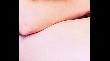 Estagiária putinha novata na copa da empresa a empregada com calor tira a roupa e toma um cafezinho a gostosa nem percebe a câmera gravando seu peito e sua bunda grande e gostosa o vídeo terminou fazendo na internet