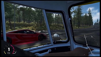 Mclaren sendo engolida por kombi