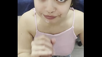 Olhares que dominam — a química entre debora e o pau grande que gozou na boca dela