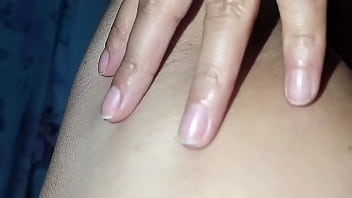 A mi padrastro le gustan mis axilas dejo que me toque los senos y que se corra encima de mis tetas con su enorme polla