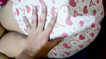 Entro al cuarto de mi madrastra y la encuentro desnuda y la hago calentar hasta correrme en su boca