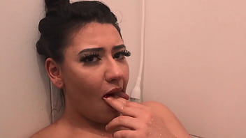 Tomamos banho juntas para economizar água