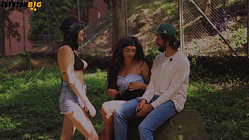 Unas chicas me convencen de ir con ellas a su casa me follan entre ambas