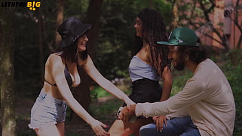 Unas chicas me convencen de ir con ellas a su casa me follan entre ambas