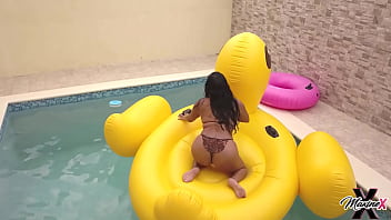 She sunbathes & masturbates maxine x gets off just for you