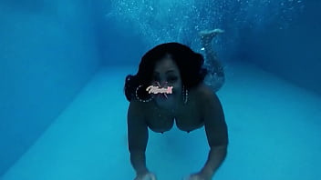 She sunbathes & masturbates maxine x gets off just for you