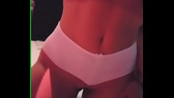 Ela ama se exibir na net