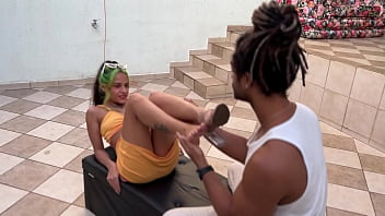 Deixei meu namorado foder meus pézinhos até ele gozar