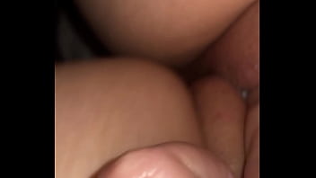 Con el body abierto me caliento tocándome las tetas y me froto la concha hasta acabar mojada