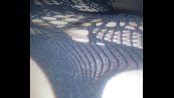 Con el body abierto me caliento tocándome las tetas y me froto la concha hasta acabar mojada