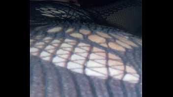 Con el body abierto me caliento tocándome las tetas y me froto la concha hasta acabar mojada