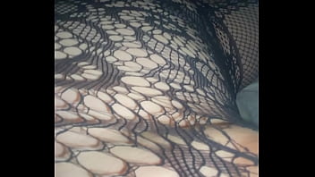 Con el body abierto me caliento tocándome las tetas y me froto la concha hasta acabar mojada