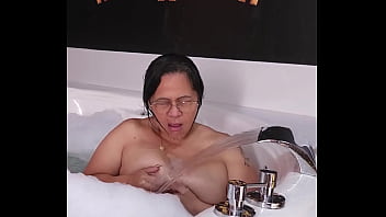 Puta madura en el jacuzzi