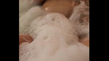 Puta madura en el jacuzzi