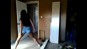 White girl twerk low