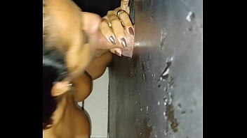 Fodi gostoso no gloryhole enquanto o corno filmava