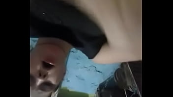 Putinha thati batendo siririca 5