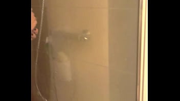 Coucou les loulous je suis rentrée de tournage petite douche pour me