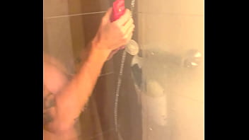 Coucou les loulous je suis rentrée de tournage petite douche pour me