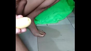 Metiendose una banana