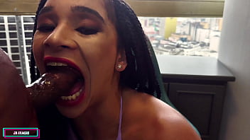 Pretinha doida pra dar o cuzinho goza no squirting