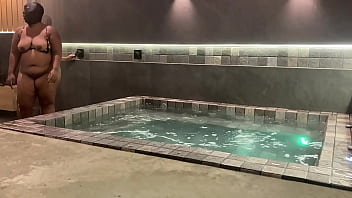 Peguei a morena por traz e soquei com força na buceta dela que chegou a gritar