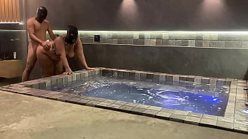 Peguei a morena por traz e soquei com força na buceta dela que chegou a gritar