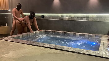 Peguei a morena por traz e soquei com força na buceta dela que chegou a gritar